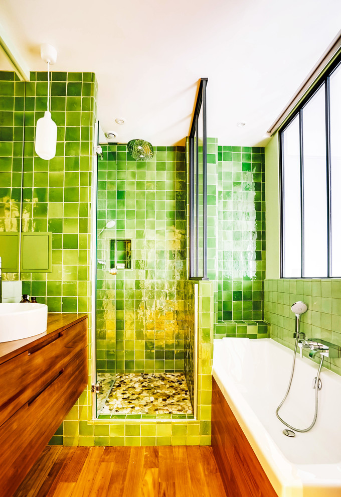 Стильный дизайн: маленькая главная ванная комната в стиле неоклассика (современная классика) с полновстраиваемой ванной, душем в нише, зеленой плиткой, терракотовой плиткой, зелеными стенами, светлым паркетным полом, накладной раковиной, столешницей из дерева, коричневым полом, душем с распашными дверями и коричневой столешницей для на участке и в саду - последний тренд
