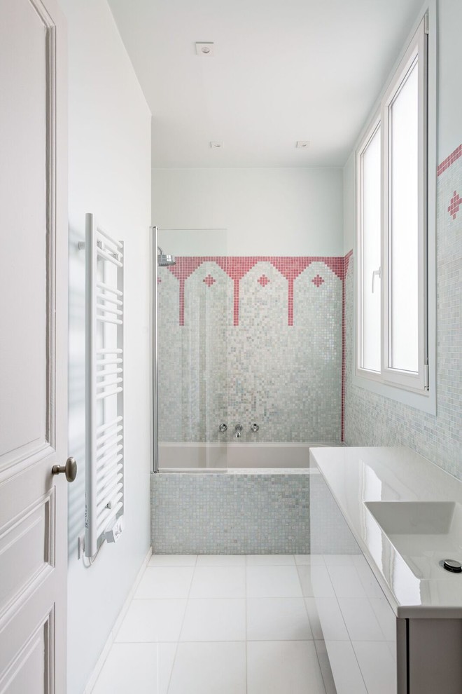 Источник вдохновения для домашнего уюта: ванная комната в стиле неоклассика (современная классика) с полновстраиваемой ванной, душем над ванной, розовой плиткой, плиткой мозаикой, полом из травертина, консольной раковиной и столешницей из талькохлорита