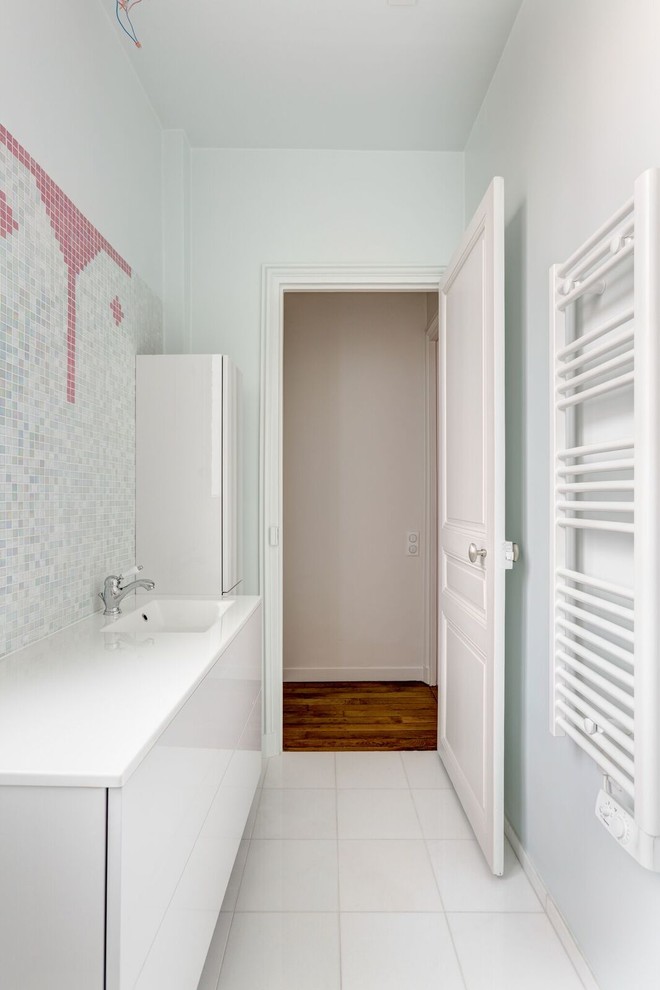 Esempio di una stanza da bagno tradizionale con vasca sottopiano, vasca/doccia, piastrelle rosa, piastrelle a mosaico, pavimento in travertino, lavabo a consolle e top in saponaria