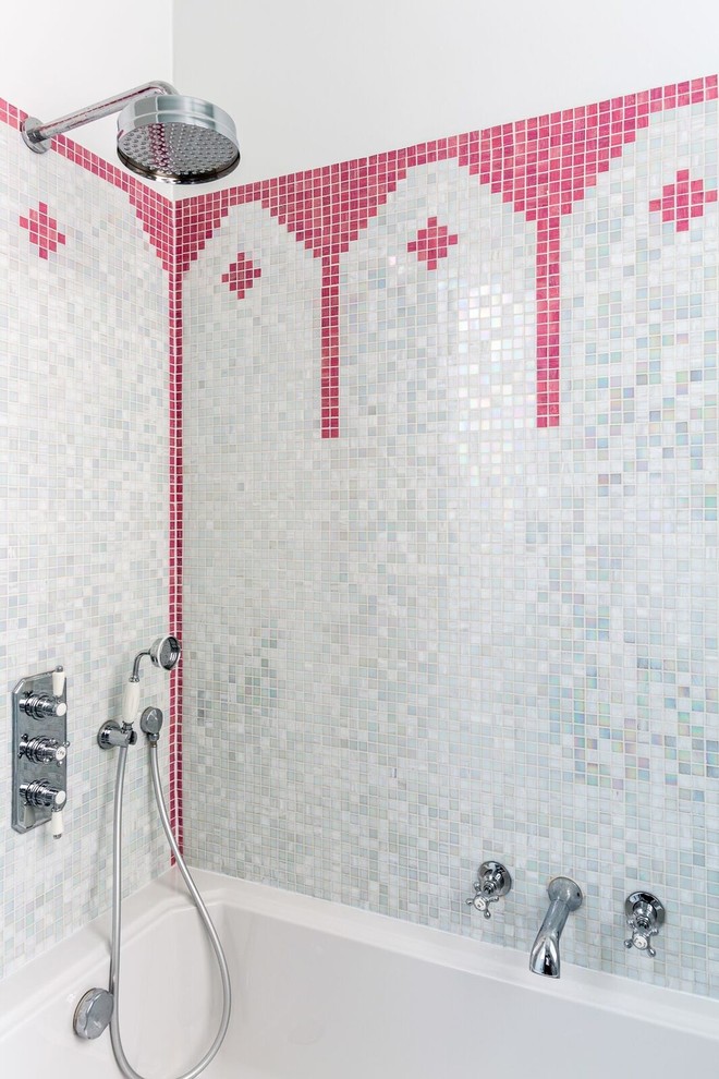 Bild på ett vintage badrum, med ett undermonterat badkar, en dusch/badkar-kombination, rosa kakel, mosaik, travertin golv, ett konsol handfat och bänkskiva i täljsten