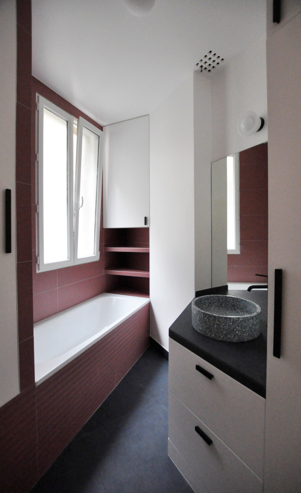 Пример оригинального дизайна: главная ванная комната среднего размера со стиральной машиной в стиле неоклассика (современная классика) с фасадами с декоративным кантом, белыми фасадами, полновстраиваемой ванной, розовой плиткой, керамической плиткой, белыми стенами, полом из керамической плитки, накладной раковиной, столешницей из плитки, синим полом, синей столешницей и тумбой под одну раковину