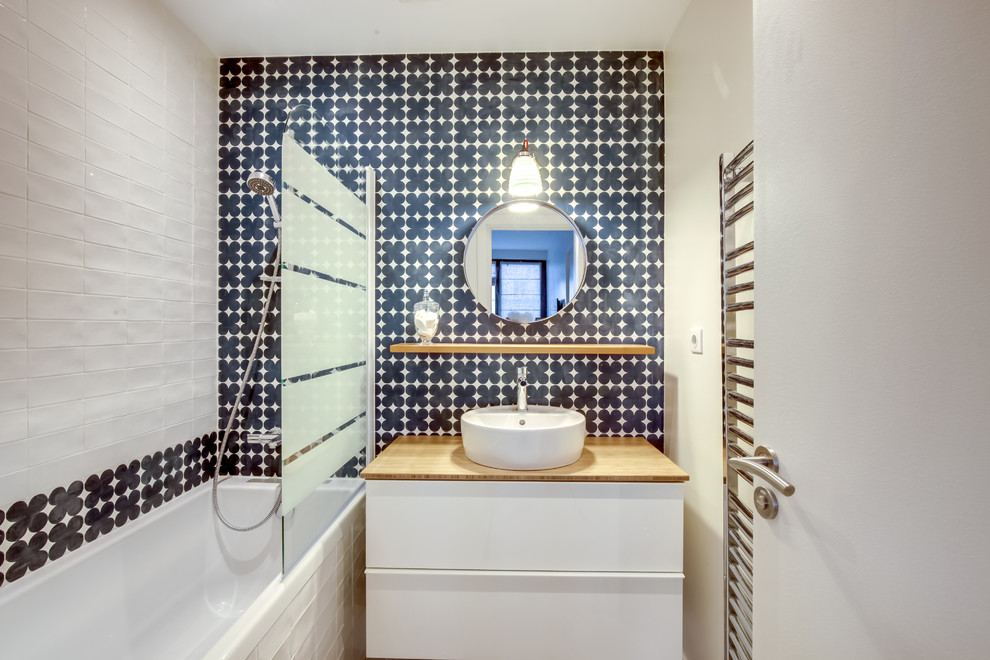 Пример оригинального дизайна: маленькая главная ванная комната в стиле лофт с накладной ванной, душевой комнатой, синей плиткой, цементной плиткой, полом из керамической плитки, накладной раковиной, столешницей из дерева и белым полом для на участке и в саду