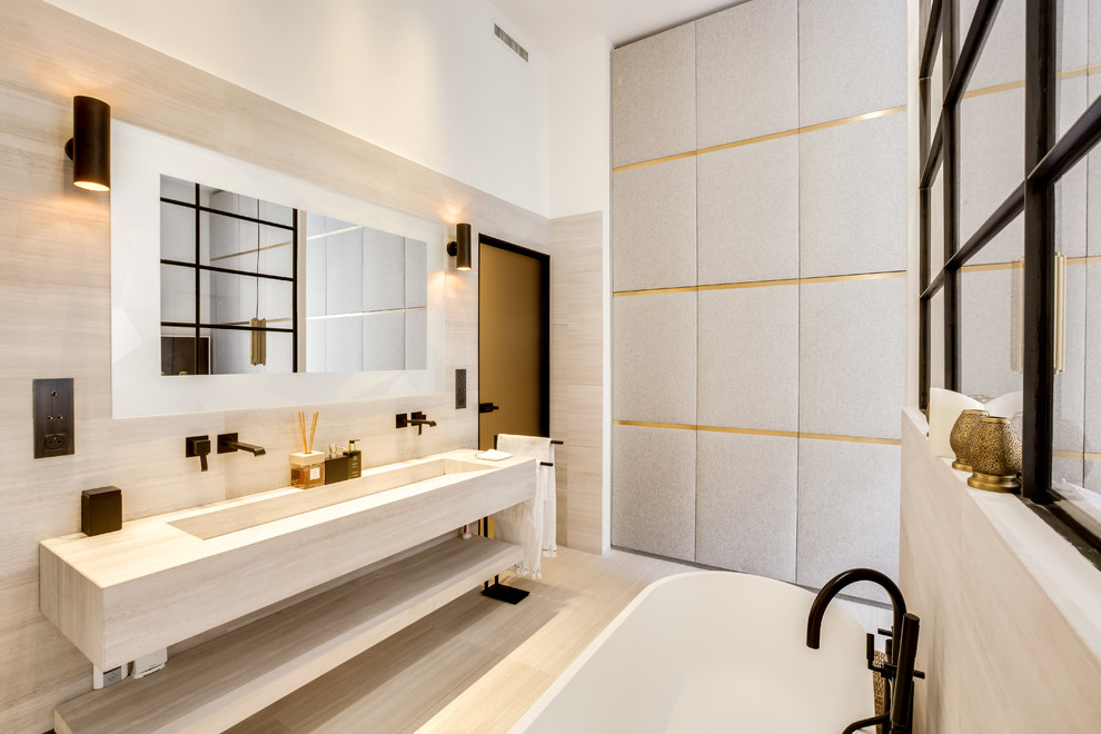 Cette image montre une salle de bain principale design avec un placard sans porte, des portes de placard beiges, un carrelage beige, un mur blanc, une grande vasque, un sol beige et un plan de toilette beige.