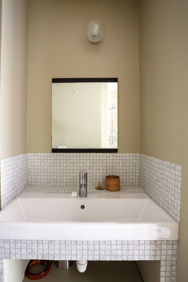 Idéer för mellanstora vintage vitt en-suite badrum, med öppna hyllor, grå skåp, grå kakel, mosaik, gröna väggar, mörkt trägolv, ett avlångt handfat, bänkskiva i akrylsten, brunt golv och med dusch som är öppen