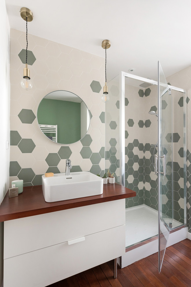 Foto di una stanza da bagno padronale contemporanea di medie dimensioni con ante bianche, piastrelle verdi, piastrelle di cemento e top in legno