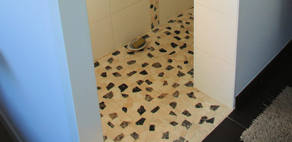 Inspiration pour une salle de bain principale design avec une douche à l'italienne et un sol en galet.