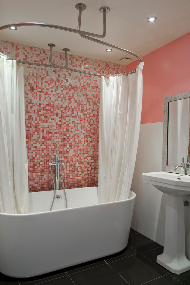 Diseño de cuarto de baño principal actual de tamaño medio con bañera exenta, baldosas y/o azulejos rosa, baldosas y/o azulejos blancos, baldosas y/o azulejos en mosaico, lavabo con pedestal y paredes rosas