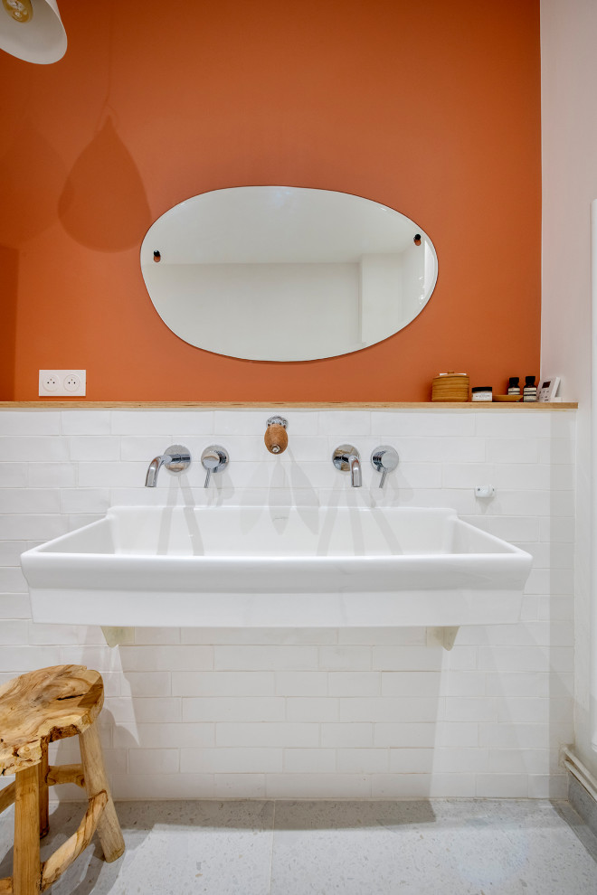 Пример оригинального дизайна: большая главная ванная комната в стиле шебби-шик с открытыми фасадами, белыми фасадами, накладной ванной, душем над ванной, белой плиткой, терракотовой плиткой, белыми стенами, полом из терраццо, раковиной с несколькими смесителями, столешницей из искусственного камня, белым полом, открытым душем, белой столешницей и тумбой под две раковины