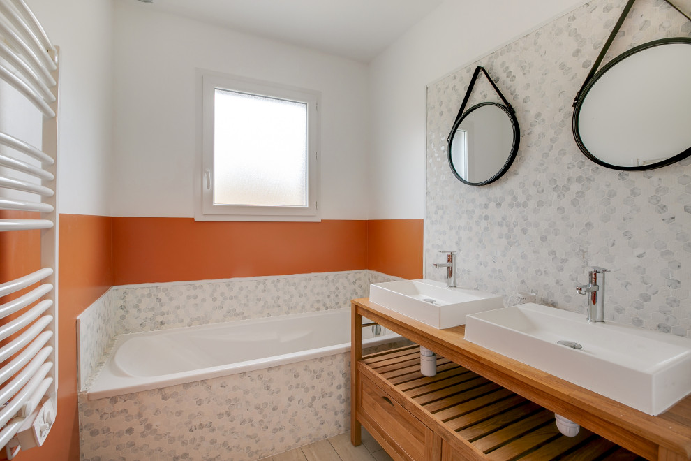 Idée de décoration pour une salle de bain design de taille moyenne pour enfant avec WC séparés et un mur orange.