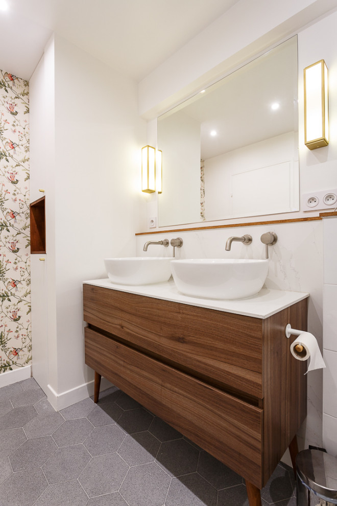 Пример оригинального дизайна: главная ванная комната среднего размера в стиле модернизм с плоскими фасадами, темными деревянными фасадами, угловой ванной, душем над ванной, белой плиткой, мраморной плиткой, белыми стенами, полом из цементной плитки, консольной раковиной, серым полом, шторкой для ванной, белой столешницей, тумбой под две раковины и напольной тумбой