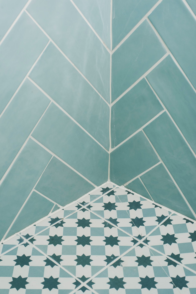 Kleines Nordisches Duschbad mit bodengleicher Dusche, Wandtoilette, blauen Fliesen, Keramikfliesen, weißer Wandfarbe, Keramikboden, Wandwaschbecken, Mineralwerkstoff-Waschtisch, blauem Boden, offener Dusche und weißer Waschtischplatte in Paris
