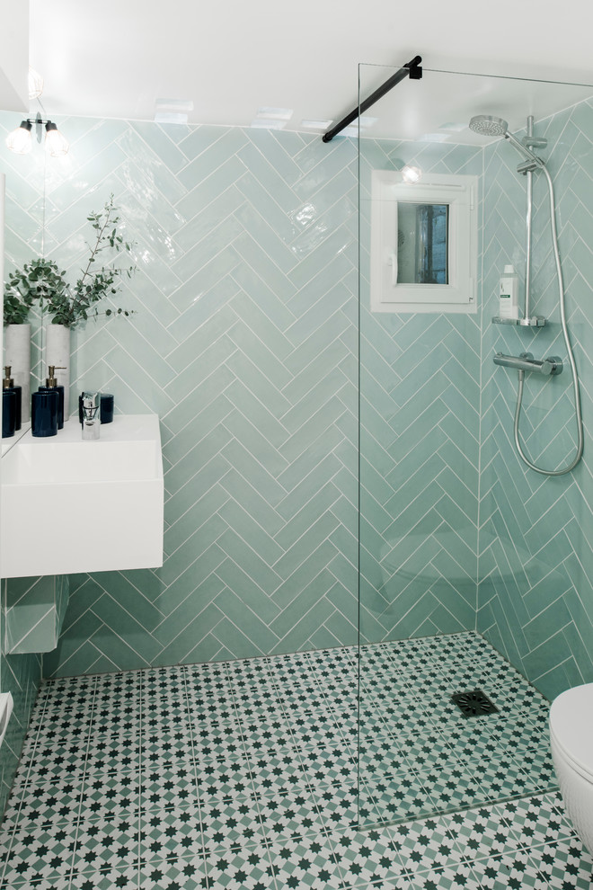 Idéer för att renovera ett litet skandinaviskt vit vitt badrum med dusch, med en vägghängd toalettstol, blå kakel, keramikplattor, klinkergolv i keramik, ett väggmonterat handfat, bänkskiva i akrylsten, med dusch som är öppen, en öppen dusch och flerfärgat golv