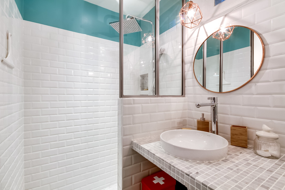 Идея дизайна: маленькая ванная комната в скандинавском стиле с душем без бортиков, инсталляцией, белой плиткой, плиткой кабанчик, зелеными стенами, полом из цементной плитки, душевой кабиной, консольной раковиной и мраморной столешницей для на участке и в саду