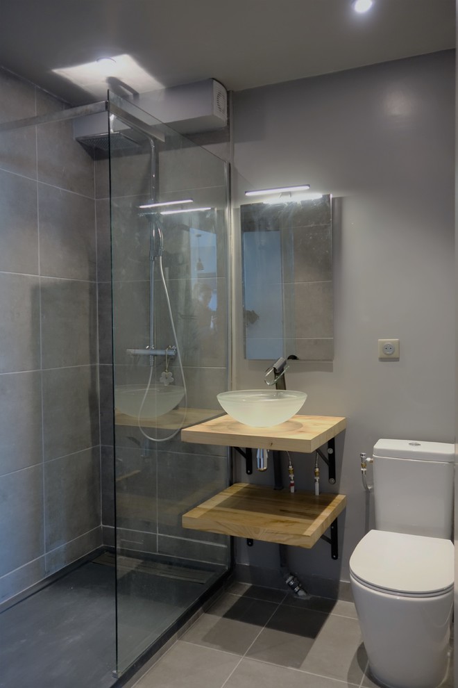 Ispirazione per una stanza da bagno design con doccia aperta, piastrelle grigie, pareti grigie, lavabo a colonna, pavimento grigio, doccia aperta e un lavabo