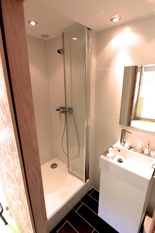 Exemple d'une petite salle de bain tendance en bois clair avec un placard à porte affleurante, WC suspendus, un carrelage beige, des carreaux de céramique, un mur beige, parquet foncé et un lavabo de ferme.