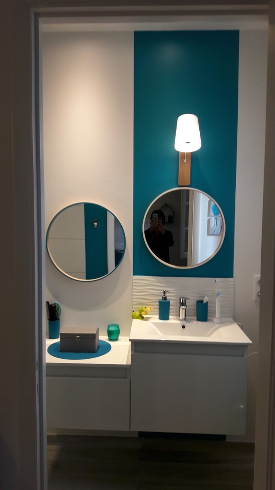Immagine di una piccola stanza da bagno per bambini contemporanea con doccia a filo pavimento, piastrelle bianche, piastrelle in ceramica, pareti blu, pavimento con piastrelle in ceramica e top in superficie solida