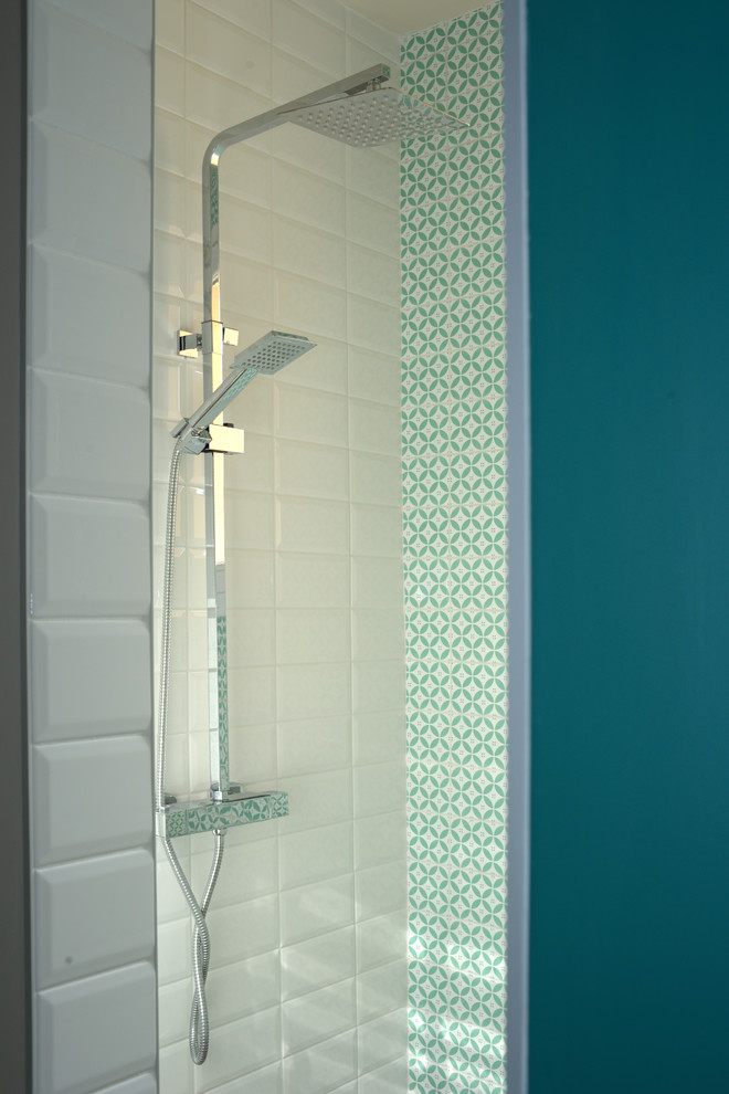 Immagine di una piccola stanza da bagno con doccia minimalista con doccia aperta, piastrelle verdi, piastrelle in ceramica, pareti verdi e pavimento in terracotta
