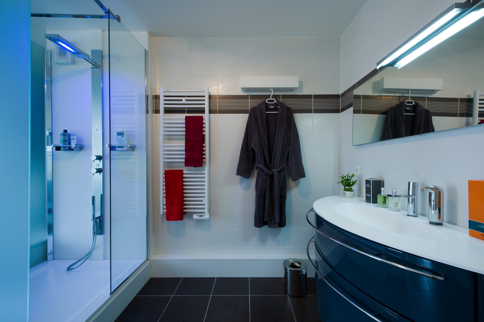 Modern inredning av ett mellanstort badrum med dusch, med ett konsol handfat, luckor med profilerade fronter, vita skåp, bänkskiva i akrylsten, en kantlös dusch, vit kakel, perrakottakakel och vita väggar