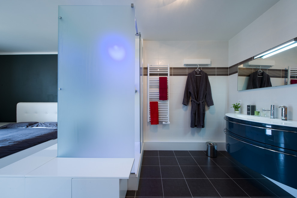 Idéer för mellanstora funkis badrum med dusch, med ett konsol handfat, luckor med profilerade fronter, vita skåp, bänkskiva i akrylsten, en kantlös dusch, vit kakel, perrakottakakel och vita väggar