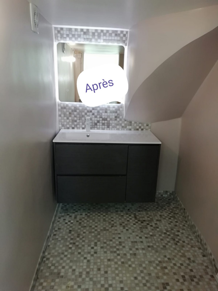 Idéer för ett modernt vit badrum, med ett platsbyggt badkar, en kantlös dusch, en toalettstol med hel cisternkåpa, beige kakel, mosaik och ett konsol handfat