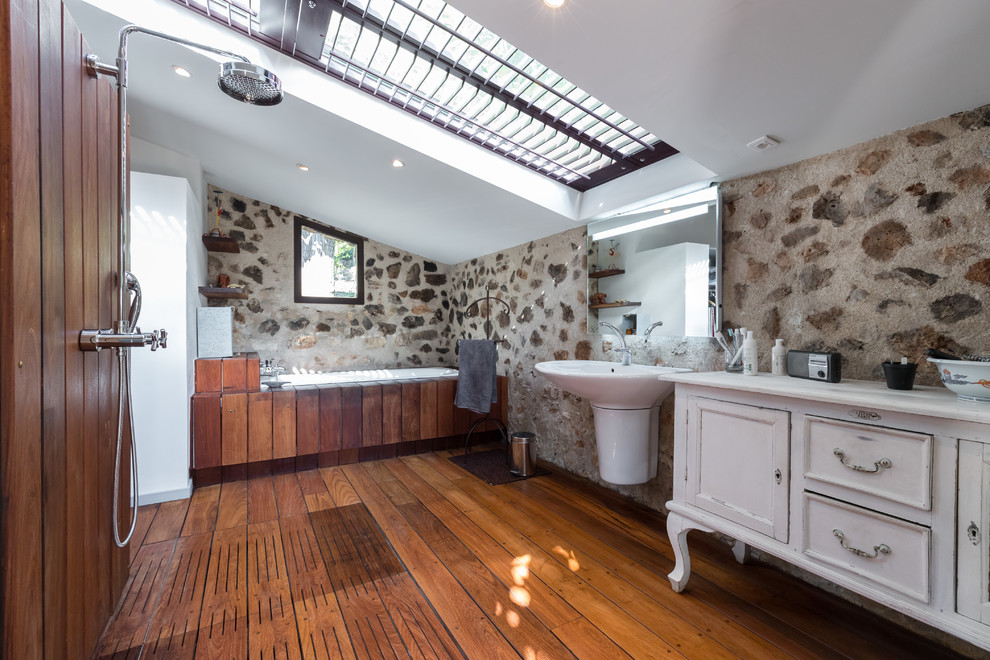 Inspiration för ett medelhavsstil en-suite badrum, med vita skåp, våtrum, mörkt trägolv, ett väggmonterat handfat, brunt golv, med dusch som är öppen och luckor med infälld panel