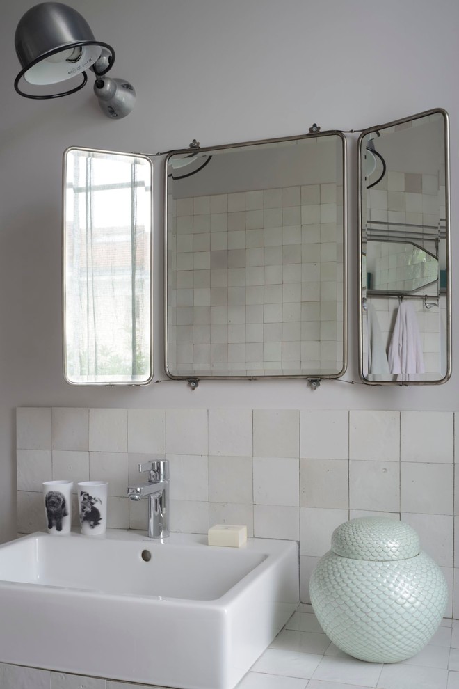 Идея дизайна: главная ванная комната среднего размера в современном стиле с белой плиткой, белыми стенами, накладной раковиной и зеркалом с подсветкой