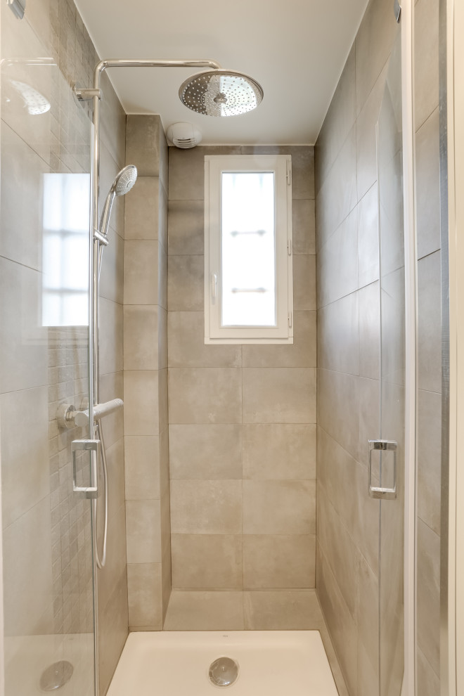 Immagine di una piccola stanza da bagno con doccia moderna con doccia alcova, piastrelle in ceramica, pareti grigie, pavimento rosso, porta doccia a battente e mobile bagno sospeso