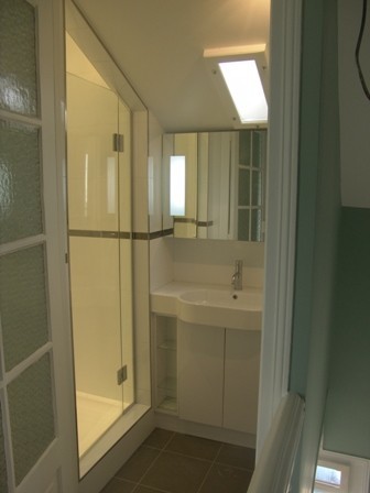 Idée de décoration pour une salle de bain tradition de taille moyenne avec un carrelage blanc, un carrelage métro, un mur blanc, un sol en carrelage de céramique, un plan vasque et un plan de toilette en verre.