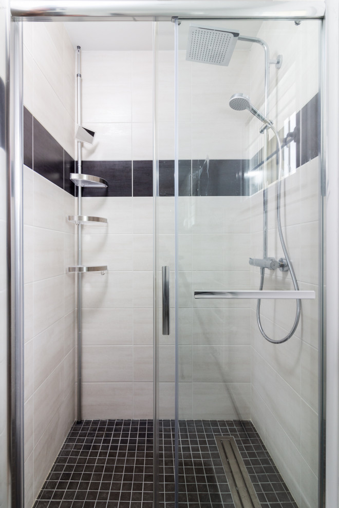 Aménagement d'une petite salle d'eau classique avec des portes de placard grises, une douche à l'italienne, un carrelage blanc, un mur blanc, un lavabo encastré, une cabine de douche à porte battante, meuble simple vasque et meuble-lavabo suspendu.