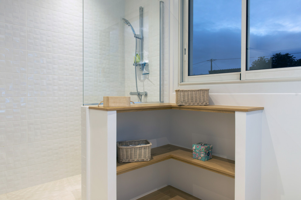 Idéer för att renovera ett stort funkis vit vitt en-suite badrum, med öppna hyllor, vita skåp, en kantlös dusch, vit kakel, keramikplattor, blå väggar, klinkergolv i keramik, ett avlångt handfat, bänkskiva i akrylsten, beiget golv och med dusch som är öppen