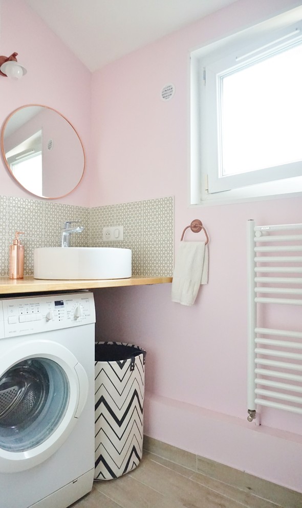 Mittelgroßes Modernes Duschbad mit offenen Schränken, rosa Wandfarbe, hellem Holzboden, Aufsatzwaschbecken, Waschtisch aus Holz und beigem Boden in Paris