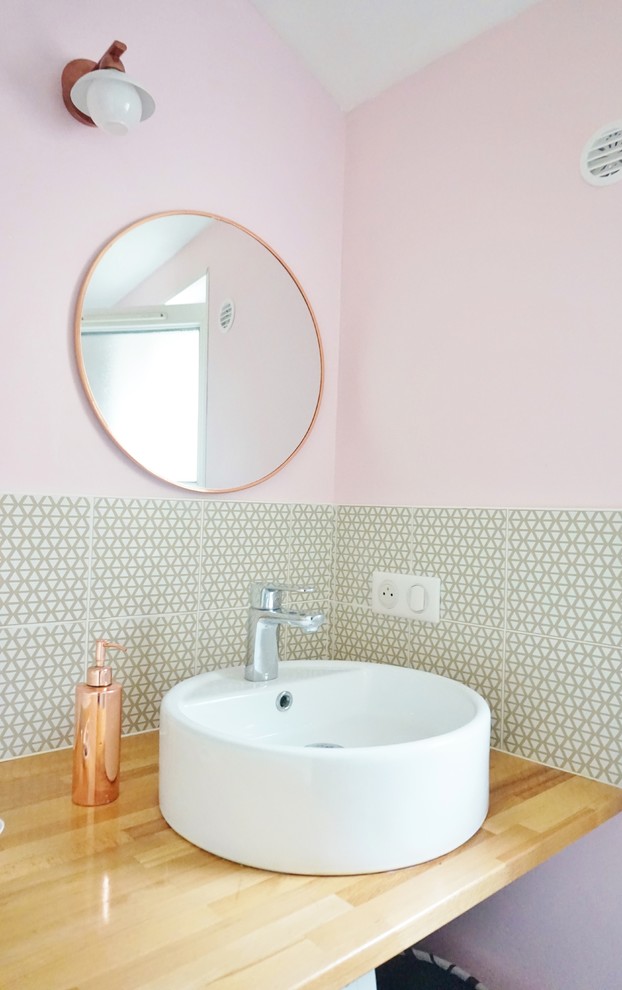 Immagine di una stanza da bagno con doccia minimal di medie dimensioni con nessun'anta, ante bianche, WC sospeso, piastrelle gialle, piastrelle di cemento, pareti rosa, parquet chiaro, lavabo a bacinella e top in legno