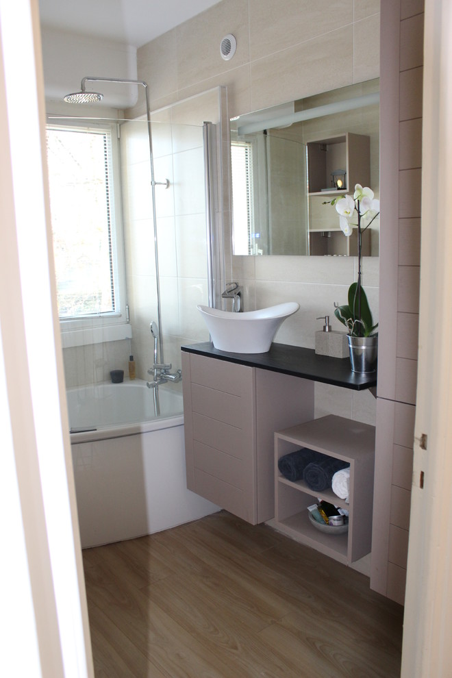 Aménagement d'une salle de bain principale contemporaine avec un bain bouillonnant, un carrelage beige, un mur beige, un sol en vinyl, un plan de toilette en quartz, un combiné douche/baignoire et une vasque.