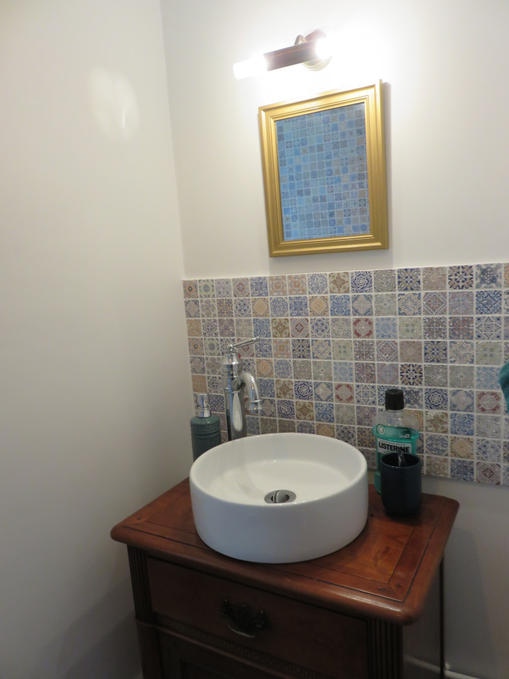 Modelo de cuarto de baño infantil y único clásico pequeño con bañera encastrada, baldosas y/o azulejos multicolor, baldosas y/o azulejos en mosaico, paredes blancas, imitación a madera, lavabo encastrado, encimera de madera, suelo marrón y encimeras marrones