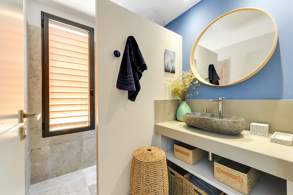 Immagine di una piccola stanza da bagno con doccia eclettica con doccia a filo pavimento, pareti blu, pavimento con piastrelle in ceramica, lavabo a bacinella, top piastrellato, pavimento beige e top beige