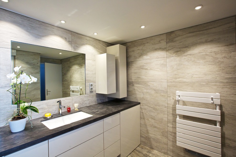 This is an example of a contemporary bathroom in Strasbourg.