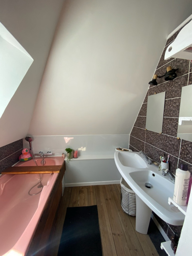 Источник вдохновения для домашнего уюта: маленькая главная ванная комната в стиле фьюжн с накладной ванной, унитазом-моноблоком, розовой плиткой, керамической плиткой, белыми стенами, светлым паркетным полом, раковиной с пьедесталом и тумбой под одну раковину для на участке и в саду
