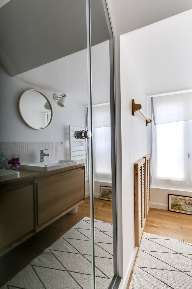 Пример оригинального дизайна: маленькая ванная комната в скандинавском стиле с фасадами с филенкой типа жалюзи, искусственно-состаренными фасадами, душем без бортиков, бежевой плиткой, плиткой мозаикой, белыми стенами, душевой кабиной, настольной раковиной и паркетным полом среднего тона для на участке и в саду