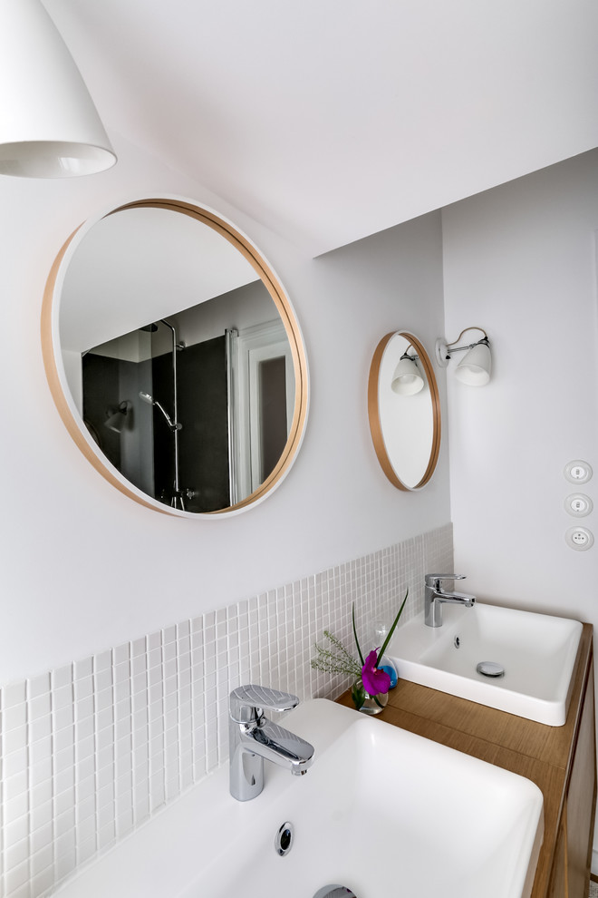Diseño de cuarto de baño nórdico pequeño con ducha a ras de suelo, baldosas y/o azulejos beige, baldosas y/o azulejos en mosaico, paredes blancas, aseo y ducha y lavabo sobreencimera