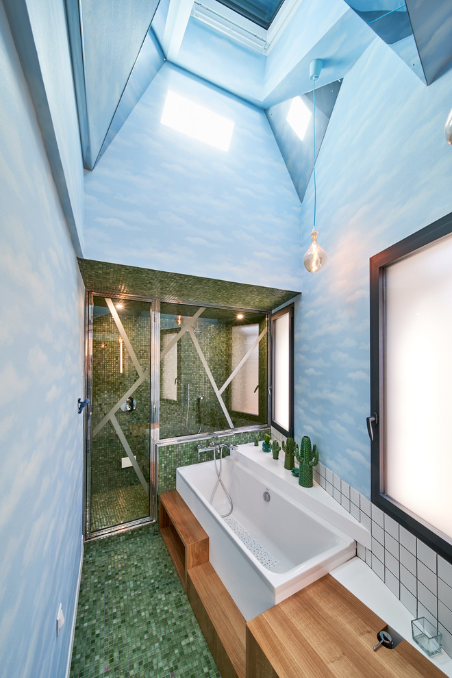 Foto på ett mellanstort funkis brun en-suite badrum, med ett undermonterat badkar, en kantlös dusch, vit kakel, blå väggar, klinkergolv i keramik, träbänkskiva, grönt golv och dusch med gångjärnsdörr