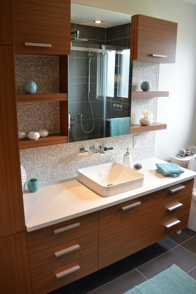 Exemple d'une salle de bain tendance en bois brun avec une baignoire indépendante, un mur blanc, un sol en carrelage de céramique, une vasque, un sol gris, une cabine de douche à porte coulissante, mosaïque, un placard à porte plane, une douche d'angle et un plan de toilette en quartz.