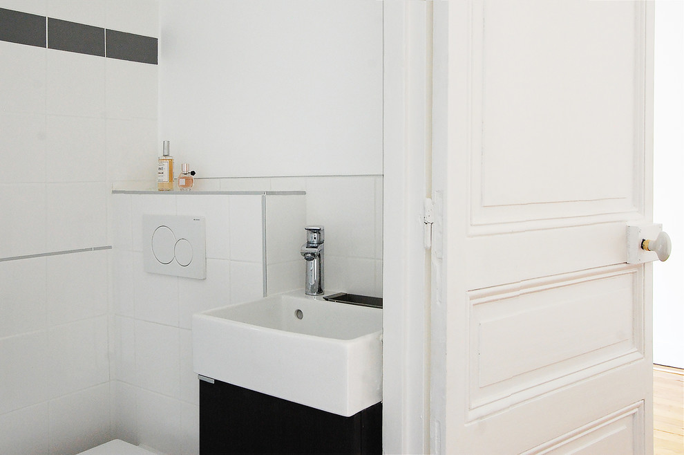 Idee per una piccola stanza da bagno padronale classica con doccia aperta, WC sospeso, piastrelle bianche e pareti bianche