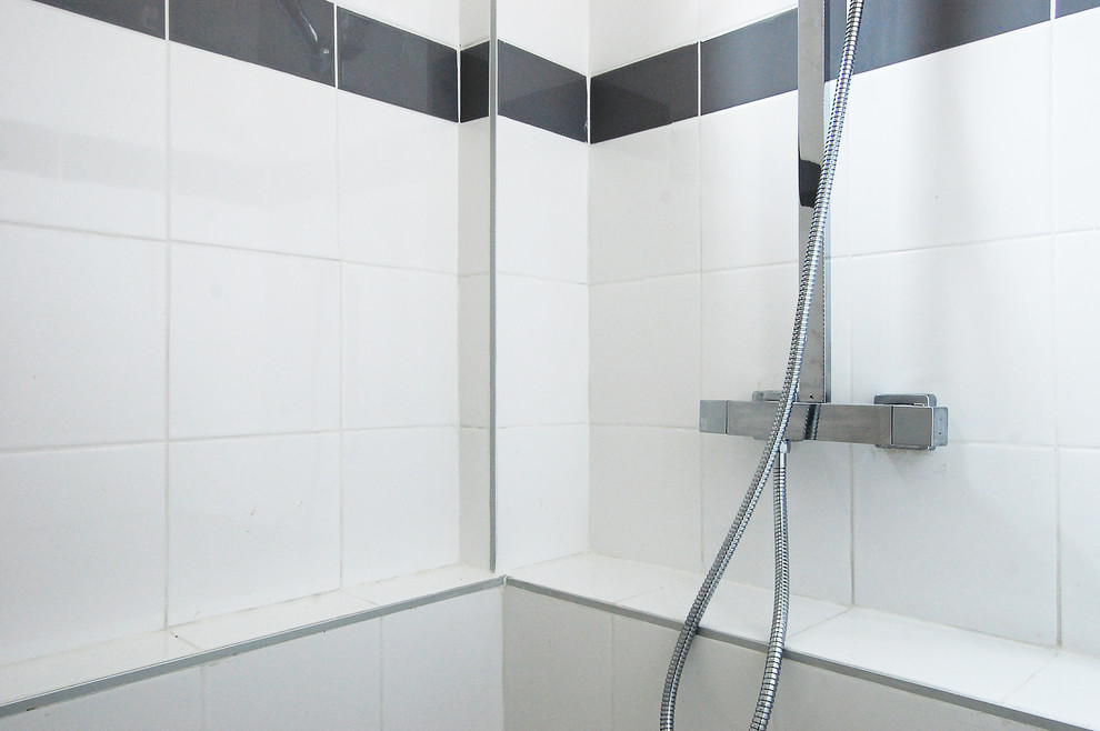 Foto di una piccola stanza da bagno padronale classica con doccia aperta, WC sospeso, piastrelle bianche e pareti bianche
