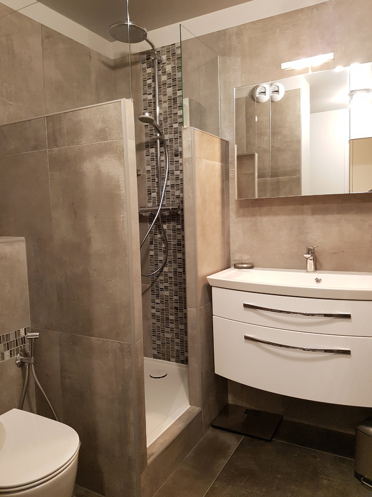 Inspiration pour une salle de bain principale design de taille moyenne avec une douche ouverte, WC suspendus, un carrelage gris, des carreaux de céramique, un mur gris, un sol en carrelage de céramique et un plan vasque.