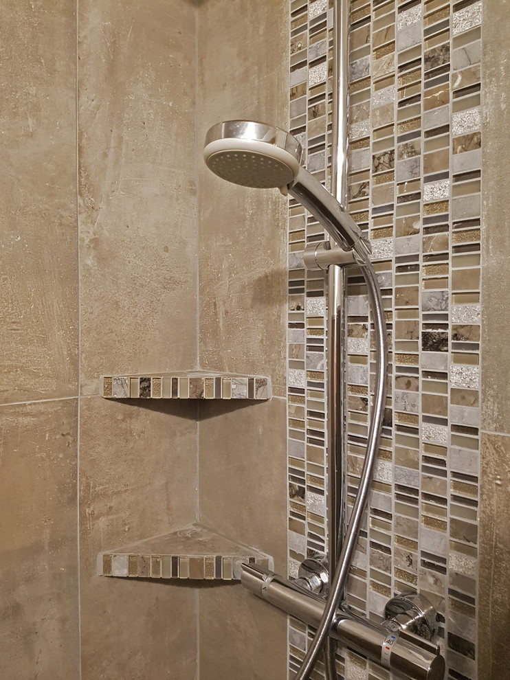 Foto di una stanza da bagno padronale contemporanea di medie dimensioni con doccia aperta, WC sospeso, piastrelle grigie, piastrelle in ceramica, pareti grigie, pavimento con piastrelle in ceramica e lavabo a consolle