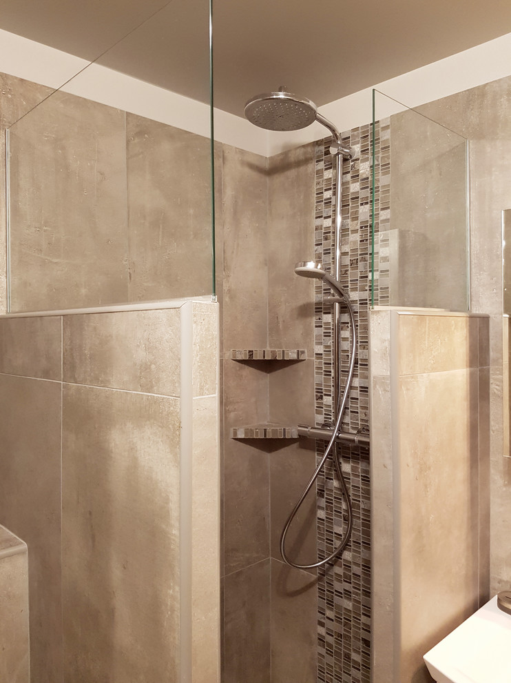 Idée de décoration pour une salle de bain principale design de taille moyenne avec une douche ouverte, WC suspendus, un carrelage gris, des carreaux de céramique, un mur gris, un sol en carrelage de céramique et un plan vasque.