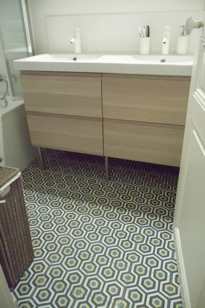 Ispirazione per una stanza da bagno design con piastrelle di cemento