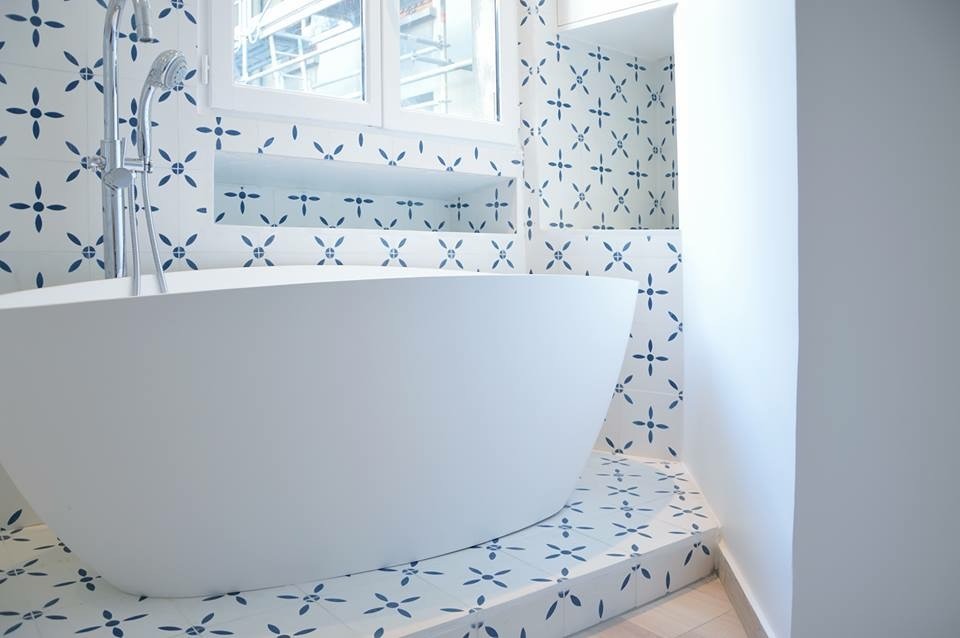 На фото: ванная комната в современном стиле с цементной плиткой с