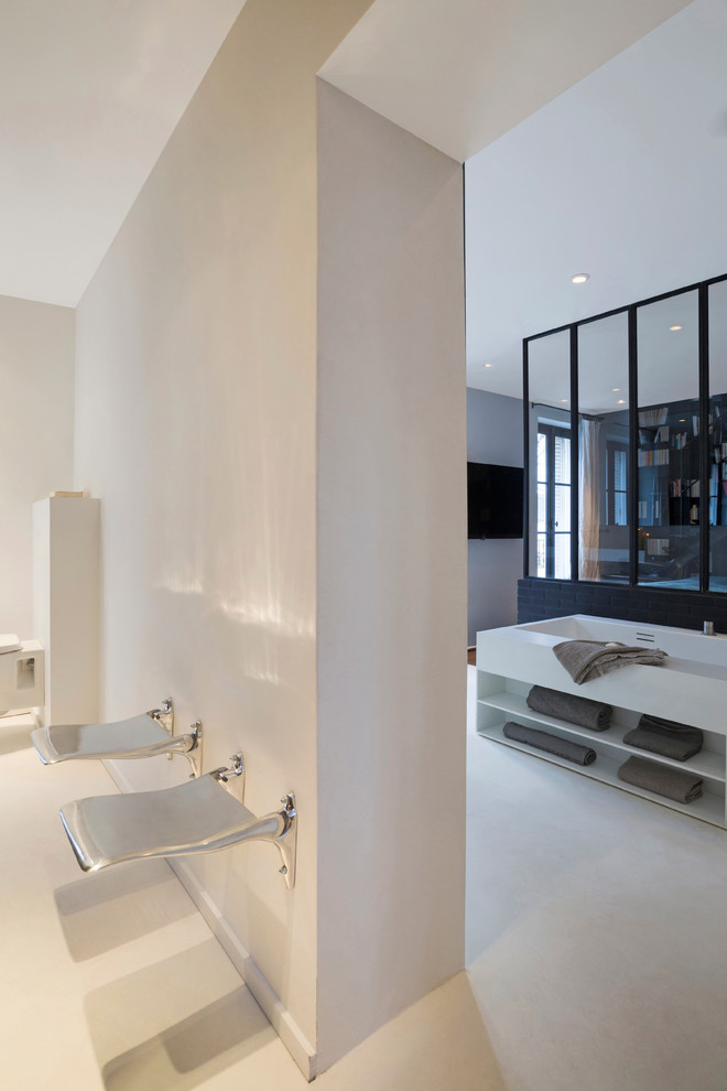 Photo of a contemporary bathroom in Paris.