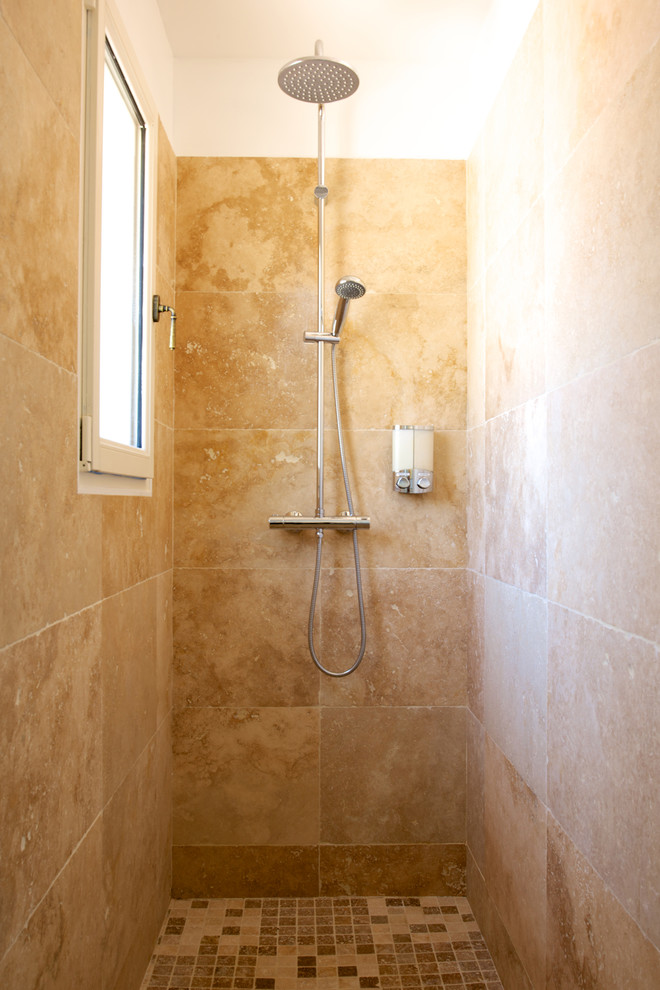Idées déco pour une salle de bain avec une douche à l'italienne, un mur marron, tomettes au sol et un sol marron.